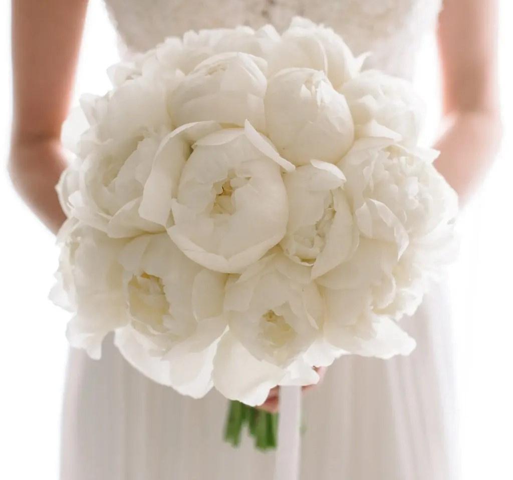 simple-white-wedding-bouquet